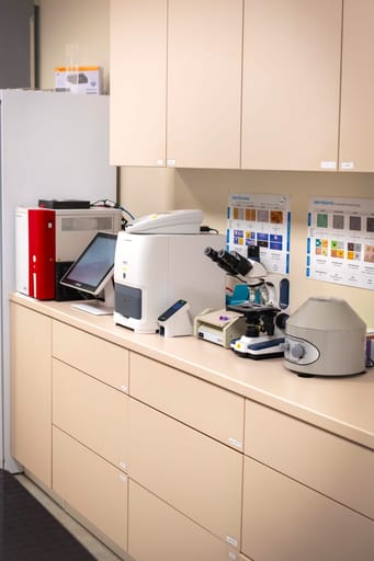 Laboratoř s mikroskopem, biochemickým analyzátorem a centrifugou