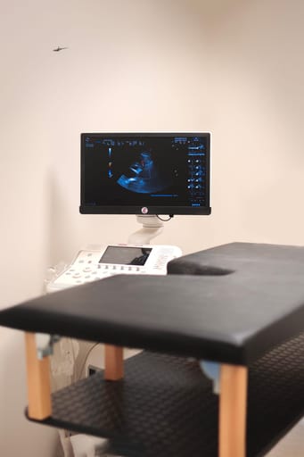 Ultrazvukový přístroj u vyšetřovacího stolu
