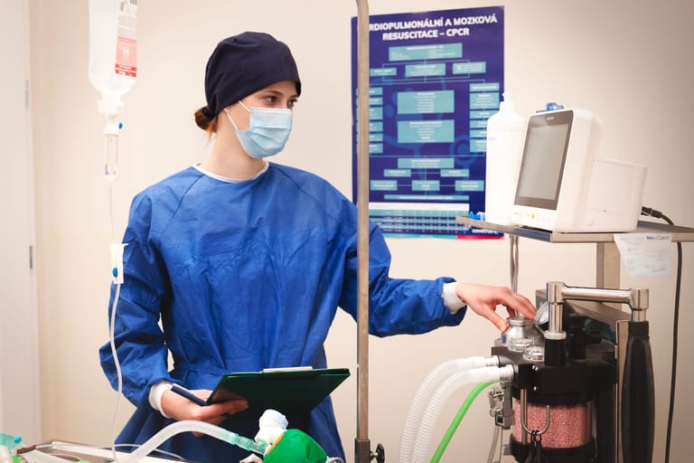 Anesteziologický přístroj s monitorem vitálních funkcí na operačním sále